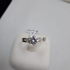 Anillo de plata con circonia 6 puntas