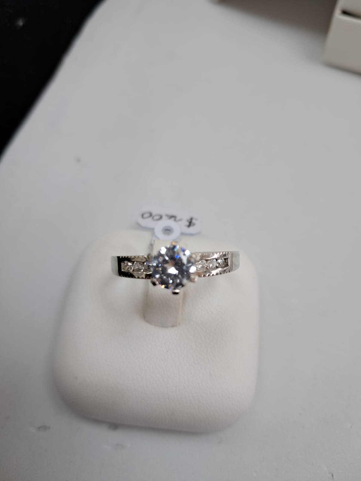 Anillo de plata con circonia 6 puntas