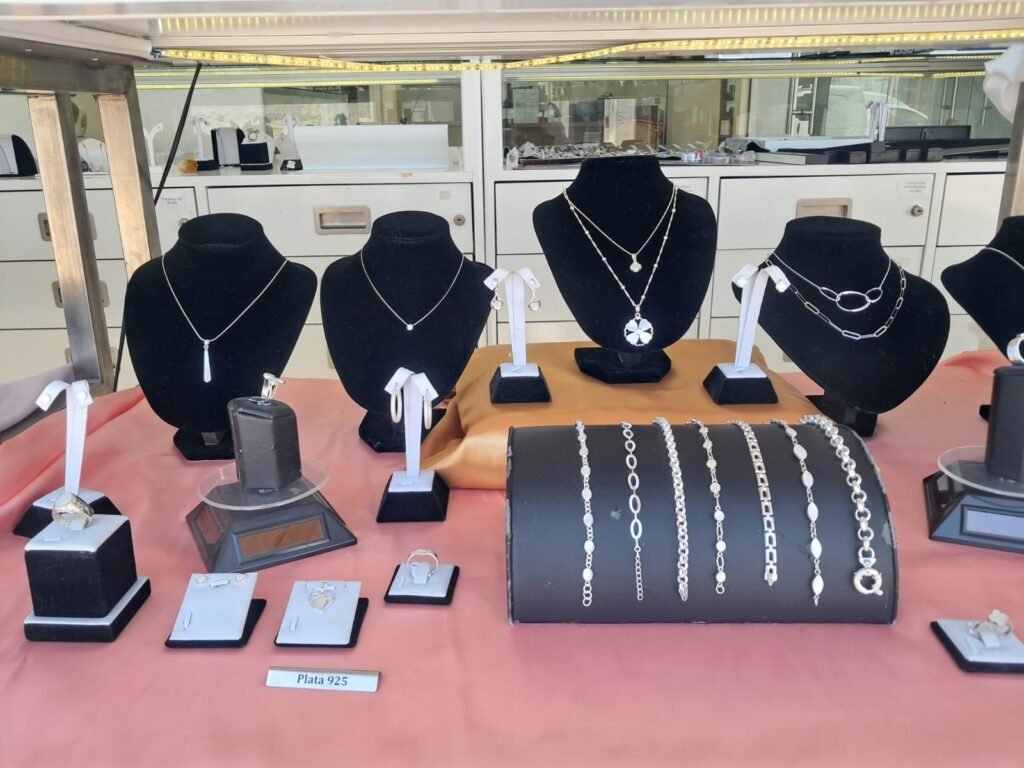 Vidriera de plata 900 y piezas con nacar.