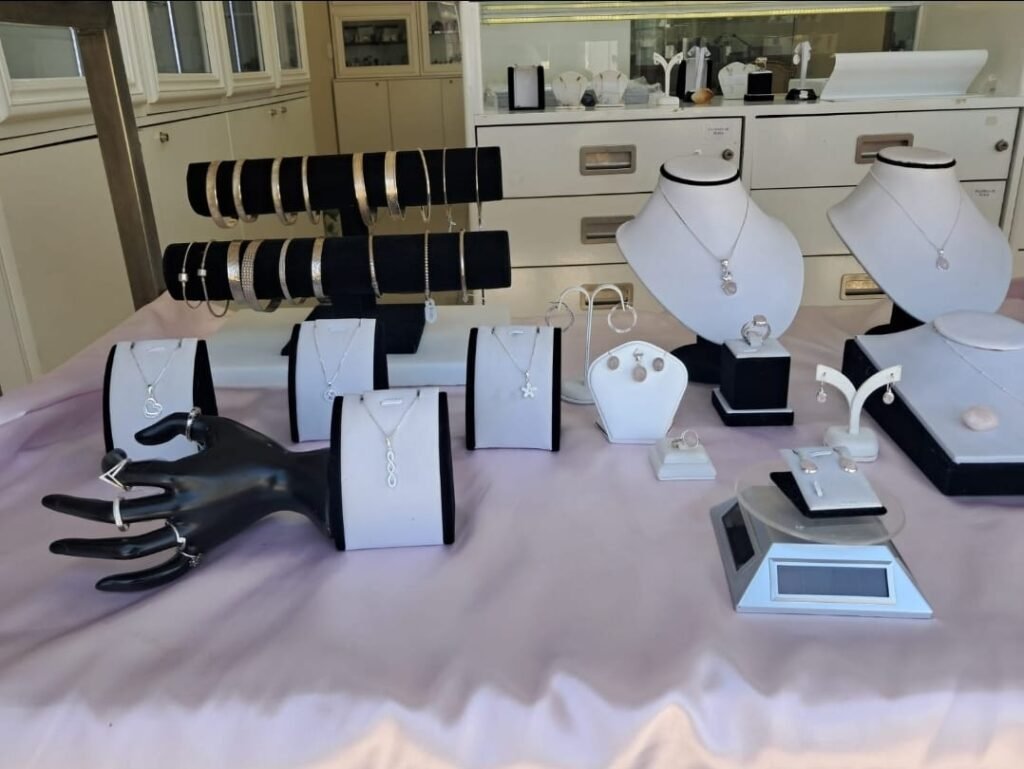 Vidriera plata 900 con piezas de cuarzo rosa.