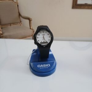 Reloj analógico-digital Casio AW-90H-7BVDF en resina color negro con esfera blanca y panel digital inferior.