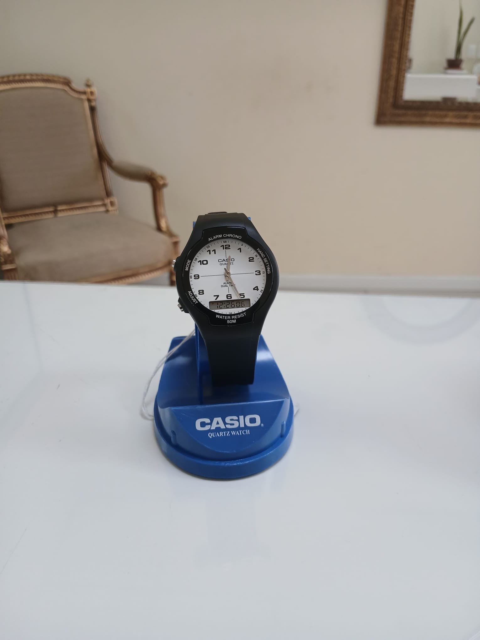 Reloj analógico-digital Casio AW-90H-7BVDF en resina color negro con esfera blanca y panel digital inferior.