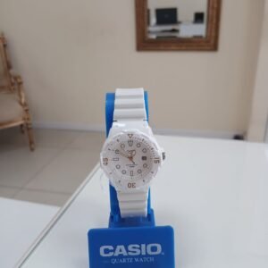 Reloj deportivo Casio LRW-200H-7E2VDF en resina color blanco con esfera y números dorados.