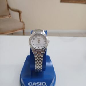 Reloj analógico Casio LTP-1129A-7BRDF para mujer con correa de acero inoxidable y esfera blanca con números negros.