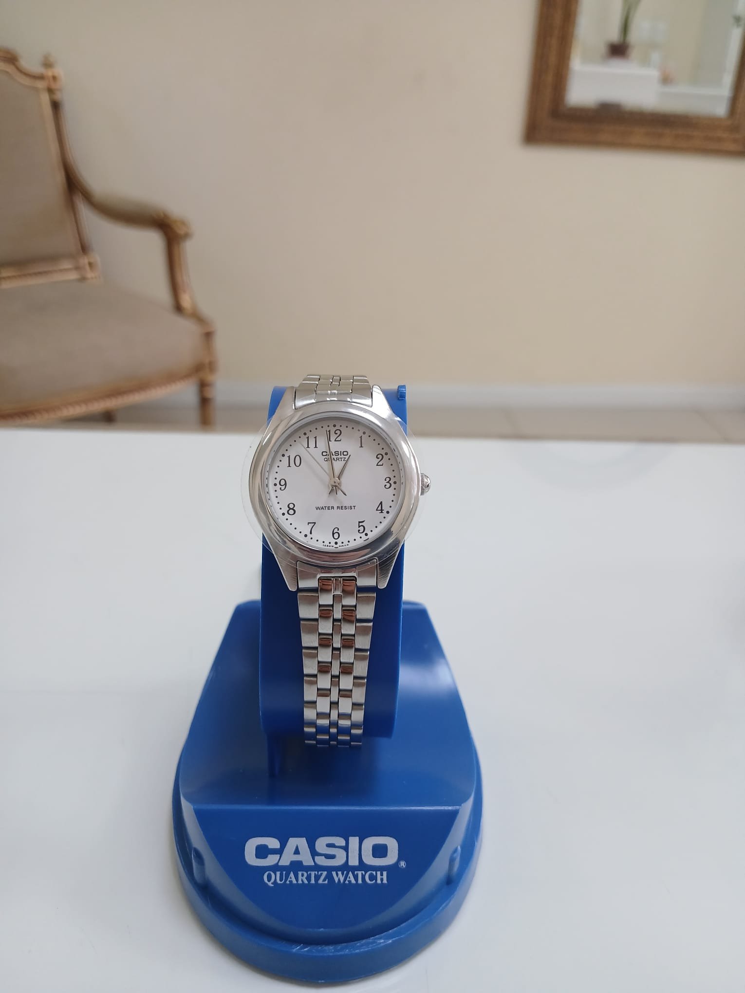 Reloj analógico Casio LTP-1129A-7BRDF para mujer con correa de acero inoxidable y esfera blanca con números negros.
