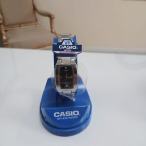 Reloj analógico Casio LTP-1165A-1C2DF para mujer con caja rectangular, correa de acero inoxidable y esfera negra.