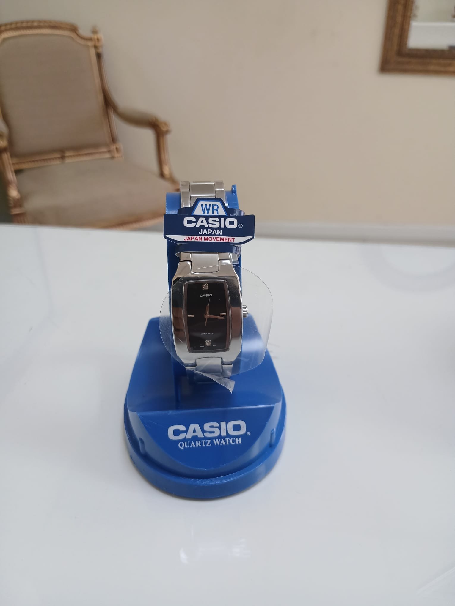 Reloj analógico Casio LTP-1165A-1C2DF para mujer con caja rectangular, correa de acero inoxidable y esfera negra.