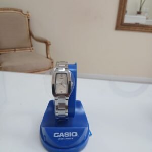 Reloj analógico Casio LTP-1165A-7C2DF para mujer con caja rectangular, correa de acero inoxidable y esfera blanca.