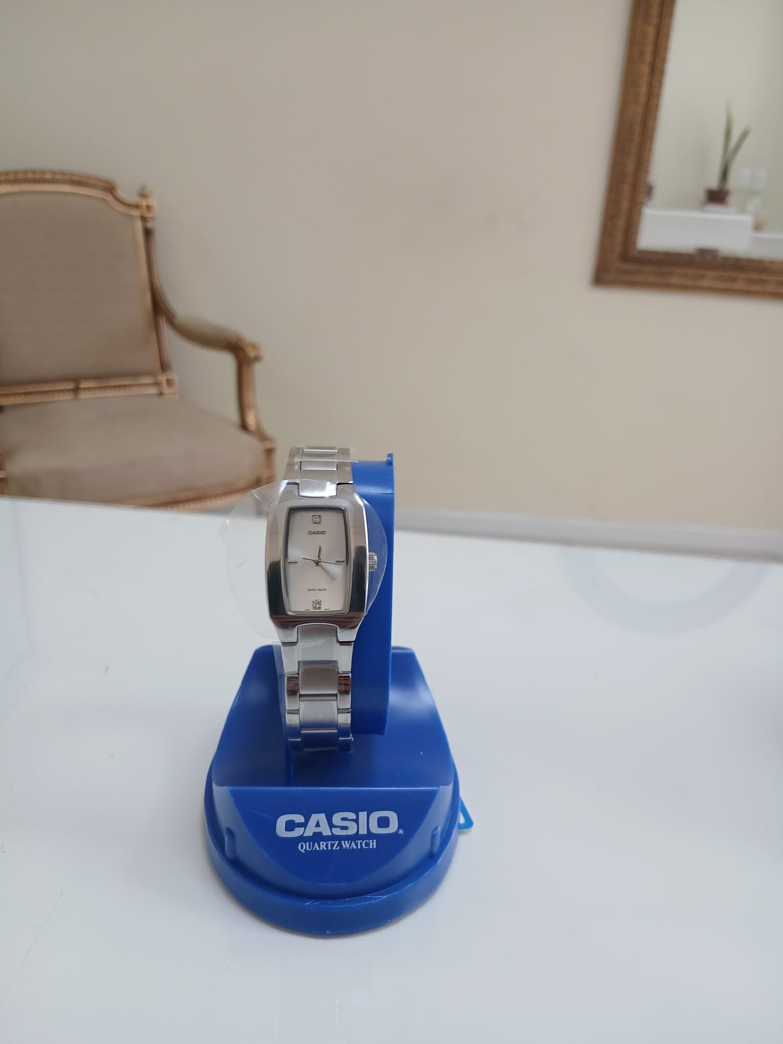 Reloj analógico Casio LTP-1165A-7C2DF para mujer con caja rectangular, correa de acero inoxidable y esfera blanca.