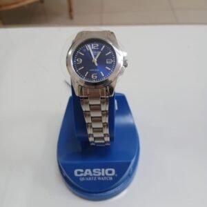 Reloj analógico Casio LTP-1215A-2ADF para mujer con correa de acero inoxidable y dial azul claro con fechador.