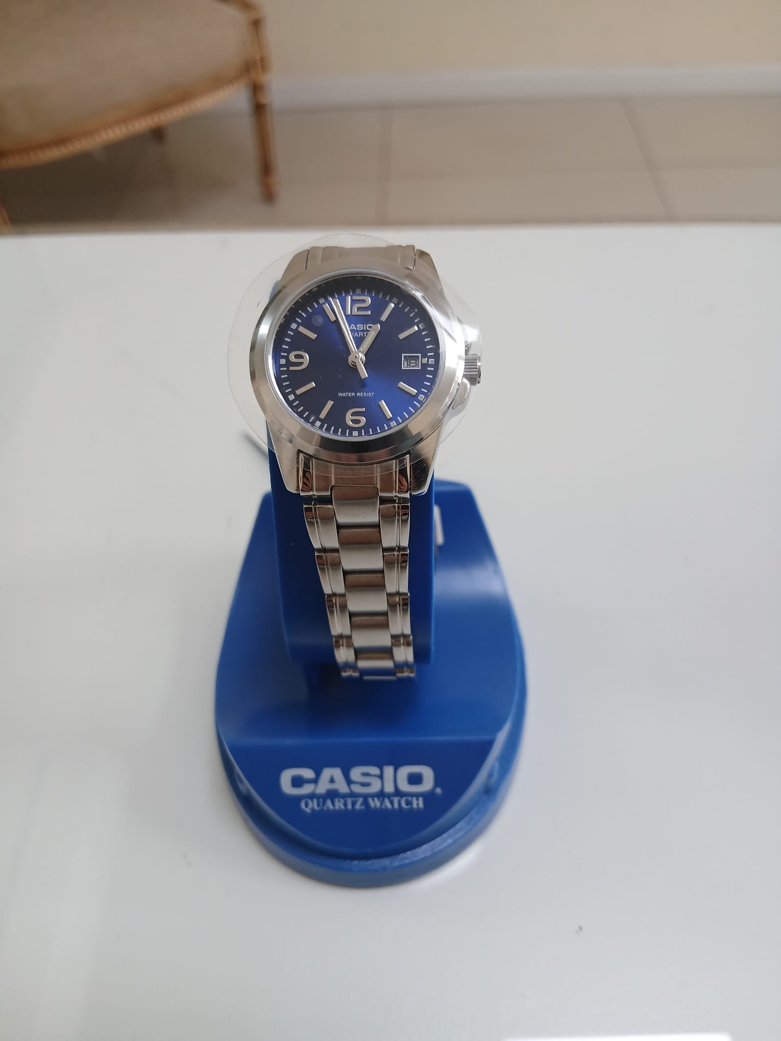 Reloj analógico Casio LTP-1215A-2ADF para mujer con correa de acero inoxidable y dial azul claro con fechador.