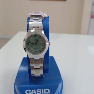 Reloj analógico Casio LTP-1241D-3ADF para mujer con correa de acero y esfera verde aqua.