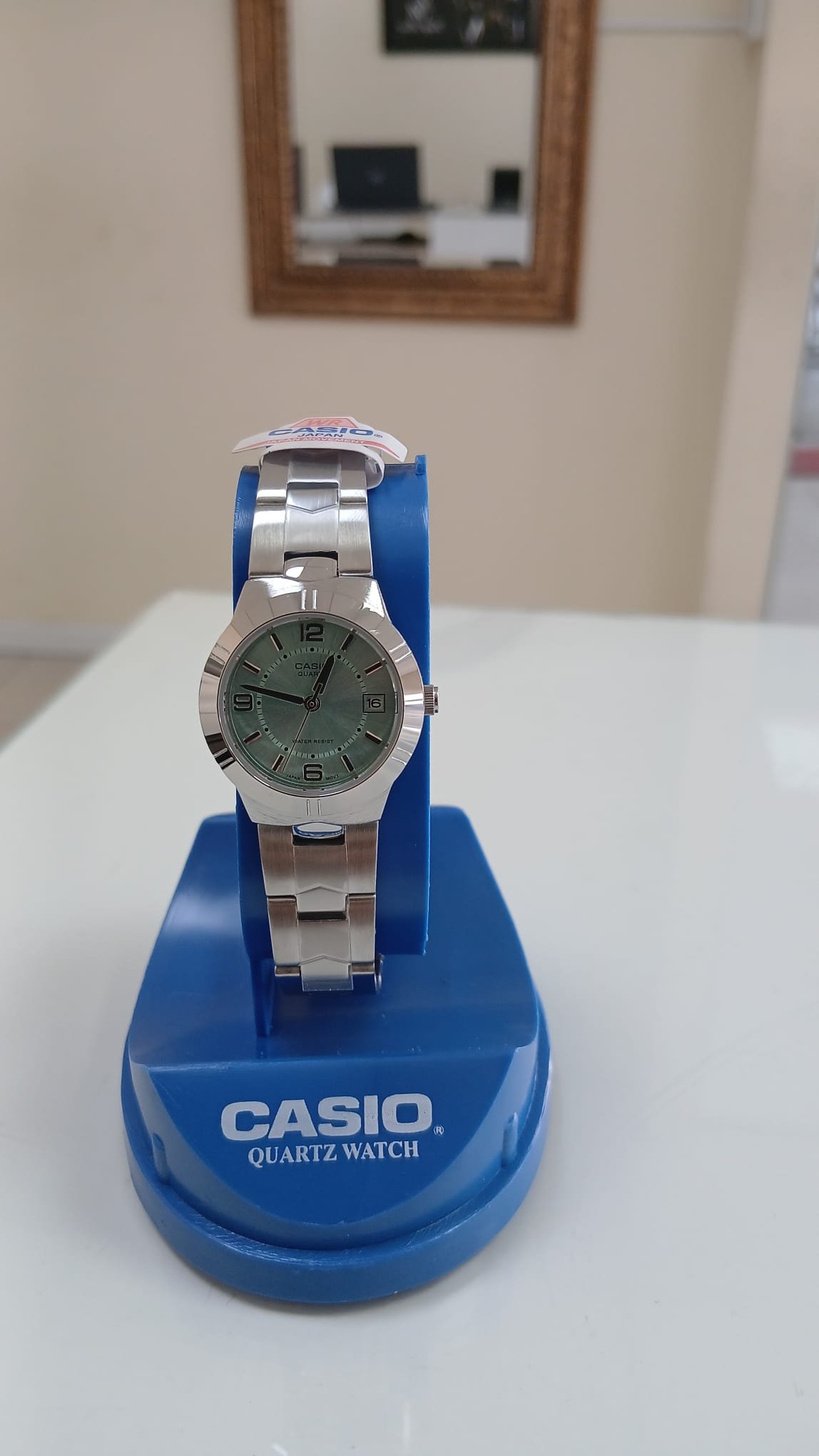 Reloj analógico Casio LTP-1241D-3ADF para mujer con correa de acero y esfera verde aqua.