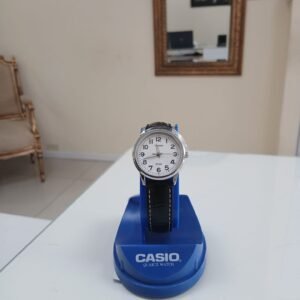 Reloj analógico Casio LTP-1303L-3BVDF para mujer con correa de cuero negro y esfera color verde esmeralda.