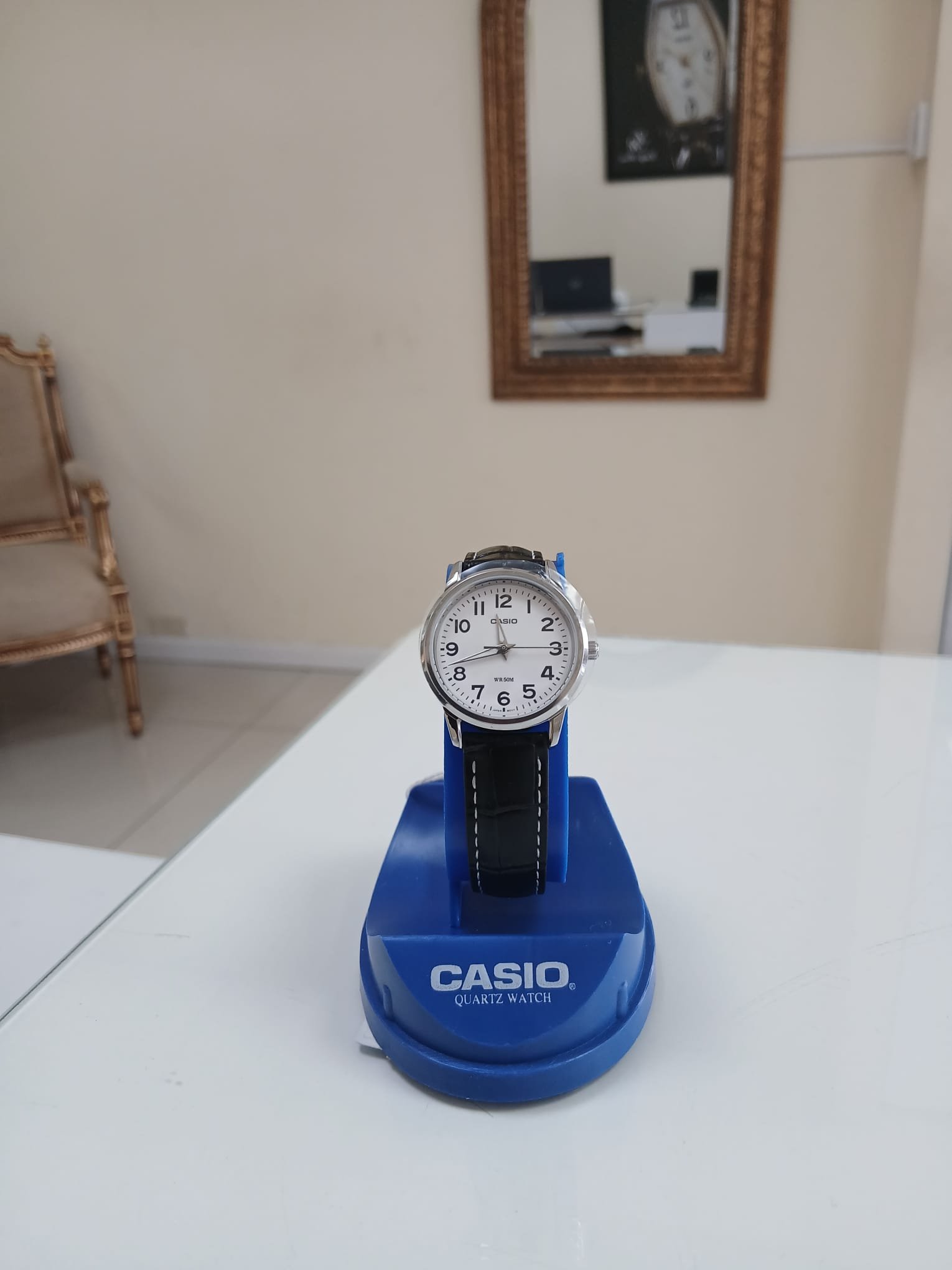 Reloj analógico Casio LTP-1303L-3BVDF para mujer con correa de cuero negro y esfera color verde esmeralda.