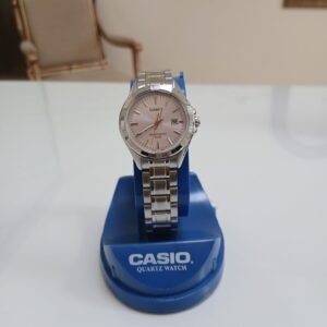 Reloj analógico Casio LTP-1308D-4AVDF para mujer con correa de acero inoxidable y dial color rosa con fechador.