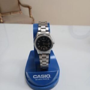 Reloj analógico Casio LTP-V002D-1BUDF para mujer con correa de acero inoxidable y dial color negro con fechador.