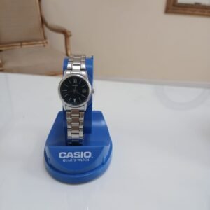 Reloj analógico Casio LTP-V002D-2B3UDF para mujer con correa de acero inoxidable y dial color azul con fechador.