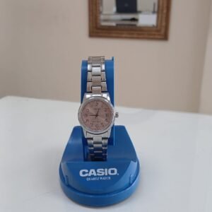 Reloj analógico Casio LTP-V002D-4BUDF para mujer con malla de acero y esfera rosa.