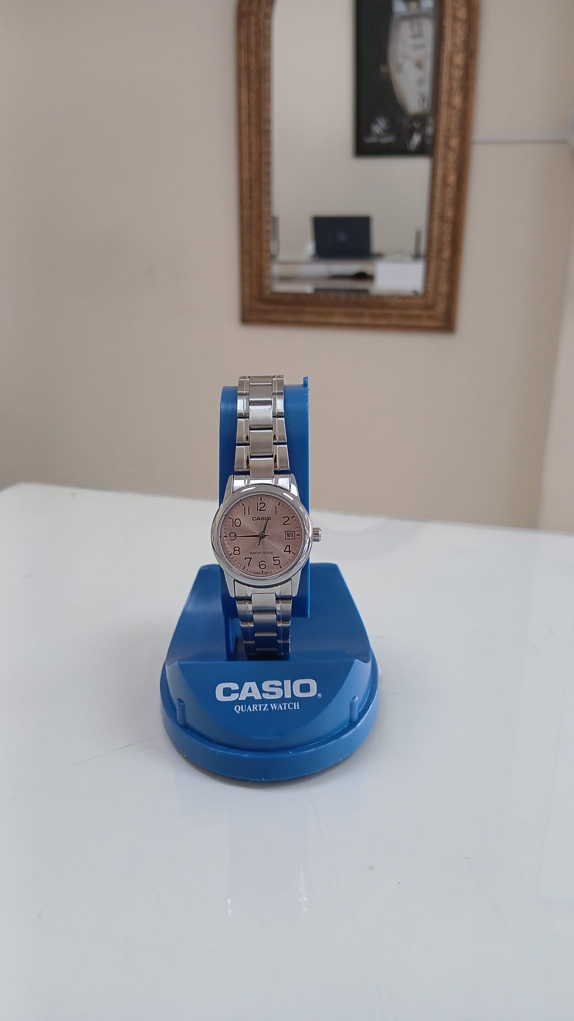 Reloj analógico Casio LTP-V002D-4BUDF para mujer con malla de acero y esfera rosa.