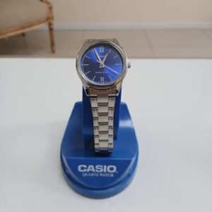 Reloj analógico Casio LTP-V005D-2B2UDF para mujer con correa de acero y esfera azul minimalista.