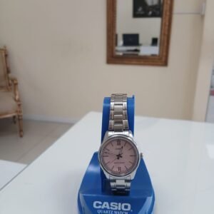 Reloj analógico Casio LTP-V005D-4B2UDF para mujer con correa de acero y esfera rosa minimalista.