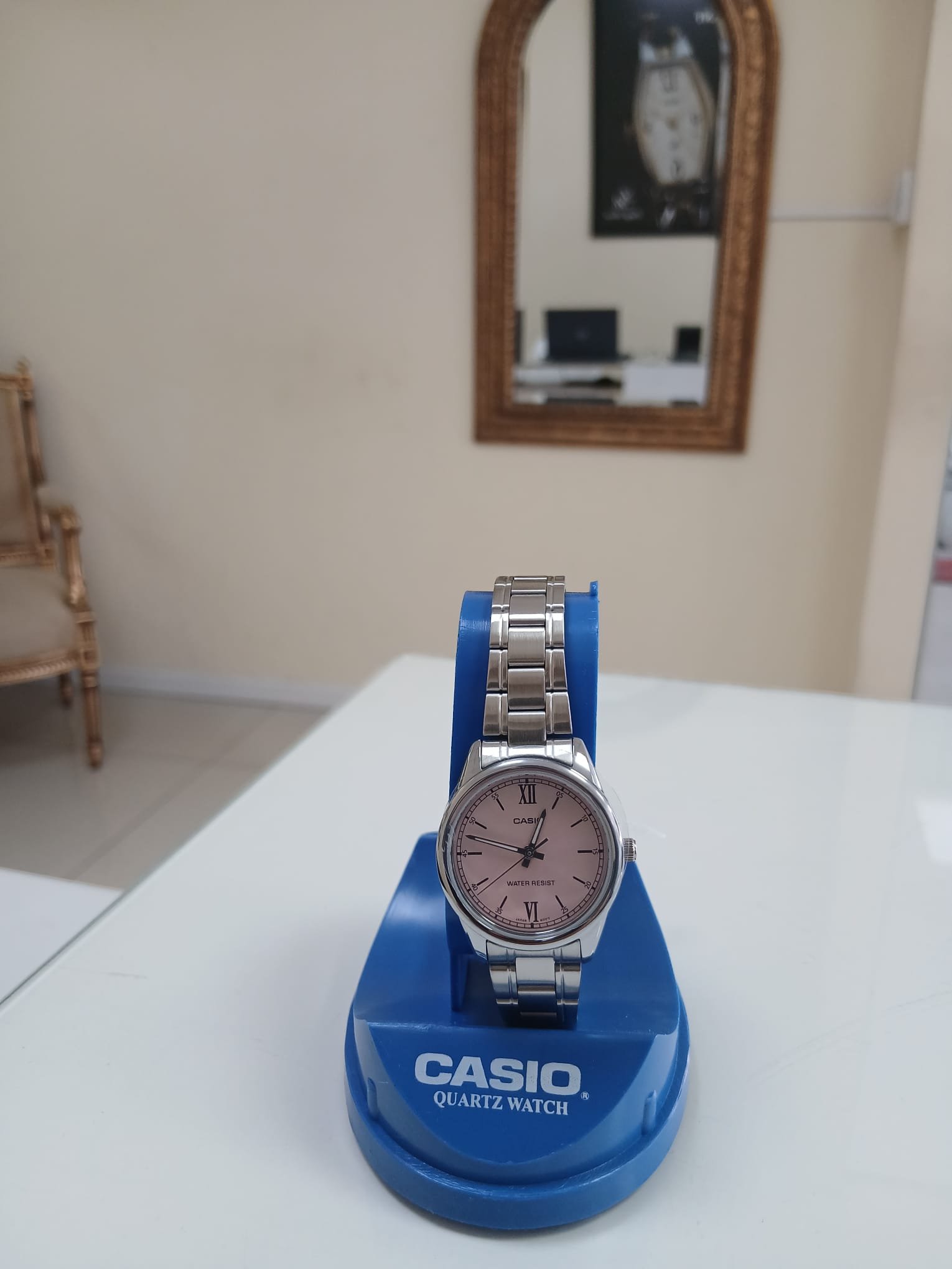 Reloj analógico Casio LTP-V005D-4B2UDF para mujer con correa de acero y esfera rosa minimalista.