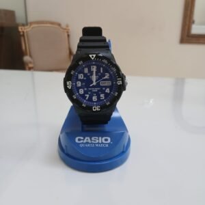 Reloj deportivo Casio MRW-200H-2B2VDF para hombre en resina negra con esfera color azul, números amarillos y doble fechador.