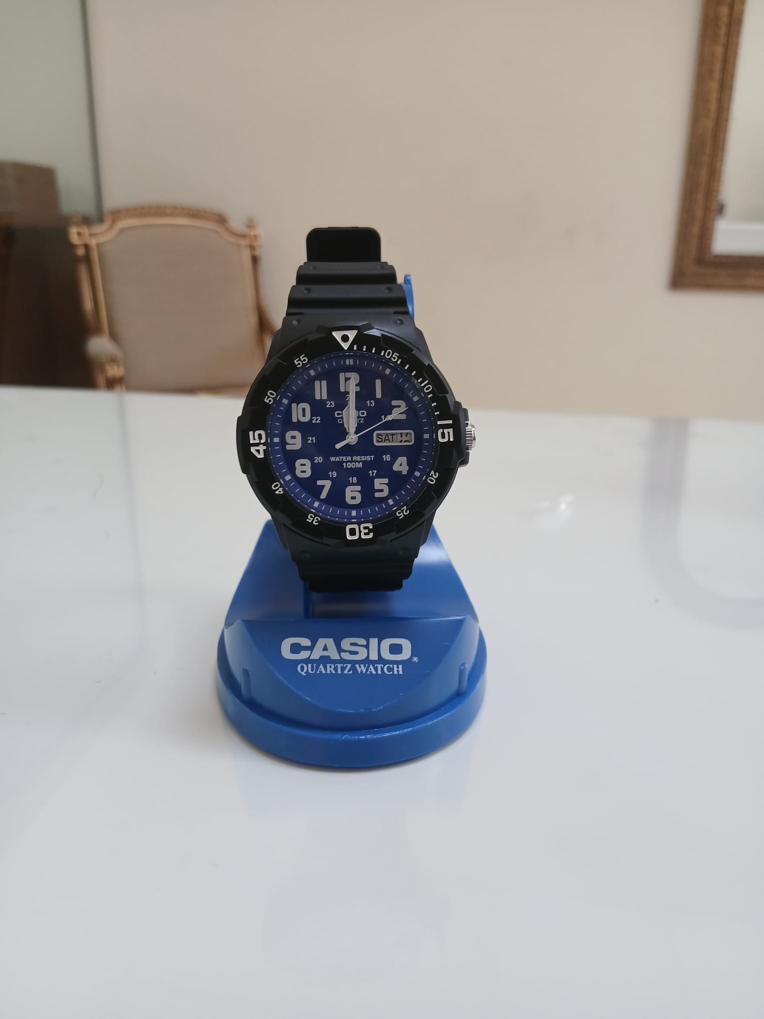 Reloj deportivo Casio MRW-200H-2B2VDF para hombre en resina negra con esfera color azul, números amarillos y doble fechador.