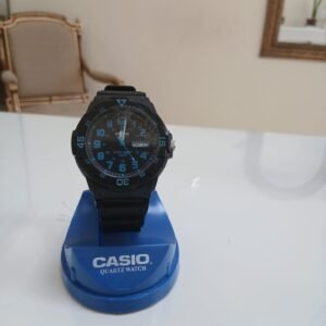 Reloj deportivo Casio MRW-200H-2BVDF para hombre en resina negra con esfera color azul marino y doble fechador.