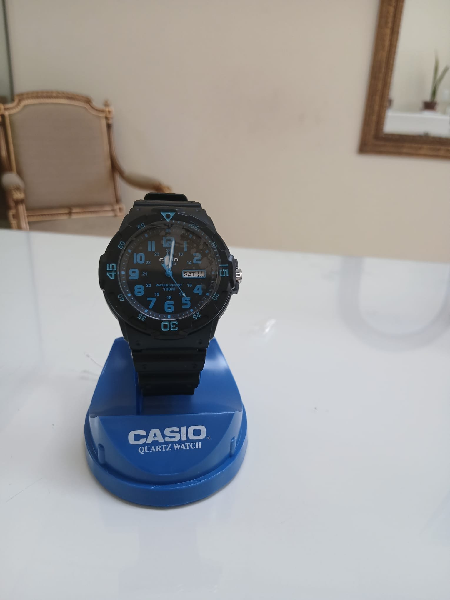 Reloj deportivo Casio MRW-200H-2BVDF para hombre en resina negra con esfera color azul marino y doble fechador.