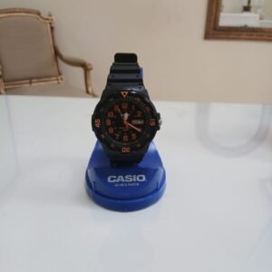 Reloj deportivo Casio MRW-200H-4BVDF para hombre en resina negra con dial de números rojos y doble fechador.