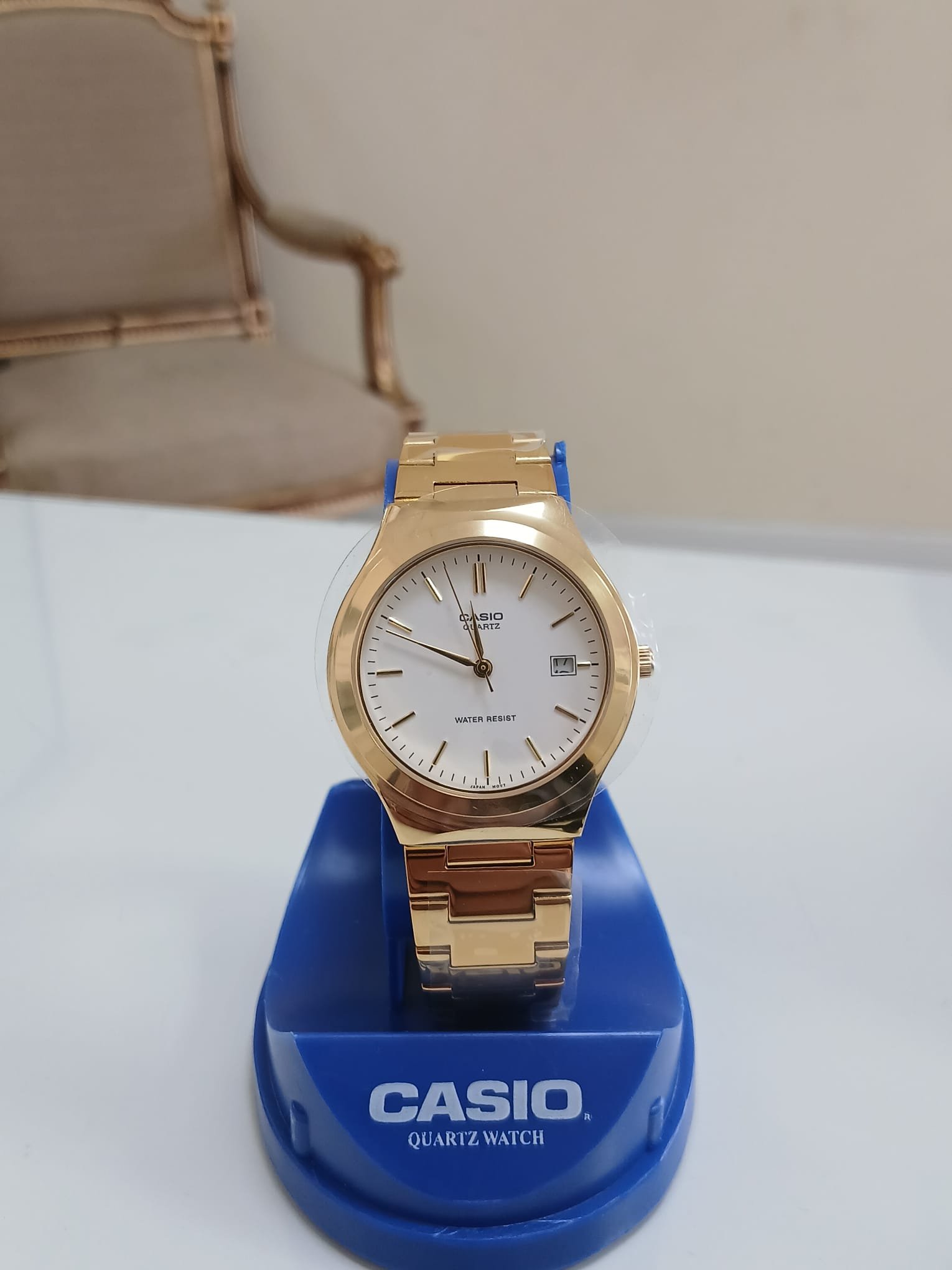Reloj analógico Casio MTP-1170N-7ARDF para hombre con correa de acero dorado y esfera color blanca con fechador.