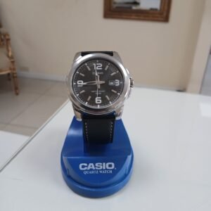 Reloj analógico Casio MTP-1314L-8AVDF para hombre con correa de cuero negro y esfera grande color gris grafito con fechador.