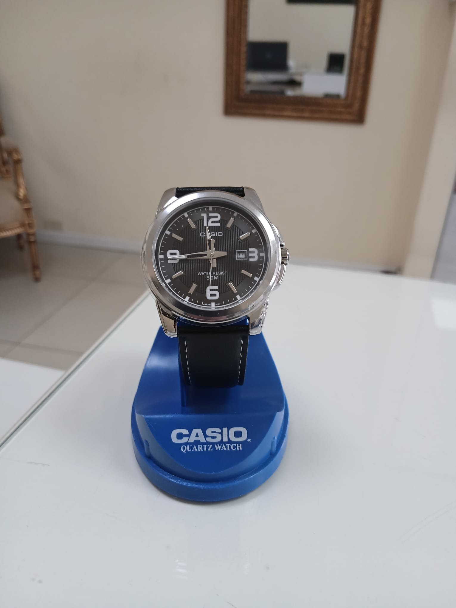 Reloj analógico Casio MTP-1314L-8AVDF para hombre con correa de cuero negro y esfera grande color gris grafito con fechador.