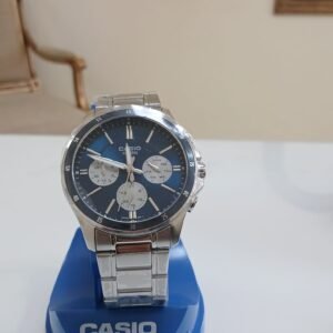Reloj analógico multifunción Casio MTP-1374D-2A3VDF para hombre con correa de acero inoxidable y esfera color azul marino.