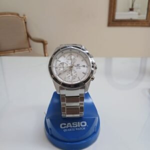 Reloj cronógrafo Casio Edifice EFR-526D-7AVUDF para hombre con correa de acero inoxidable, esfera blanca y sub-diales de medición.