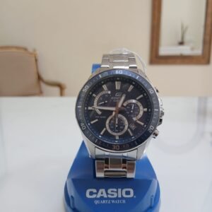 Reloj cronógrafo Casio Edifice EFR-552D-2AVUDF para hombre con correa de acero inoxidable, esfera azul y sub-diales de medición.