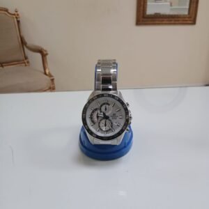 Reloj cronógrafo Casio Edifice EFV-550D-7AVUDF para hombre con correa de acero inoxidable, esfera color plata y sub-diales oscuros de medición.