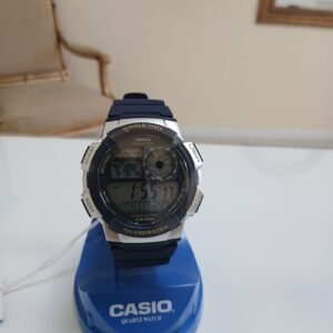 Reloj digital Casio AE-1000W-1AVDF para hombre en resina color negro con pantalla de hora mundial y mapa digital.