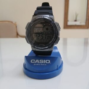 Reloj digital deportivo Casio AE-1000W-1BVDF en resina color negro con pantalla estilo cockpit y mapa mundial digital.