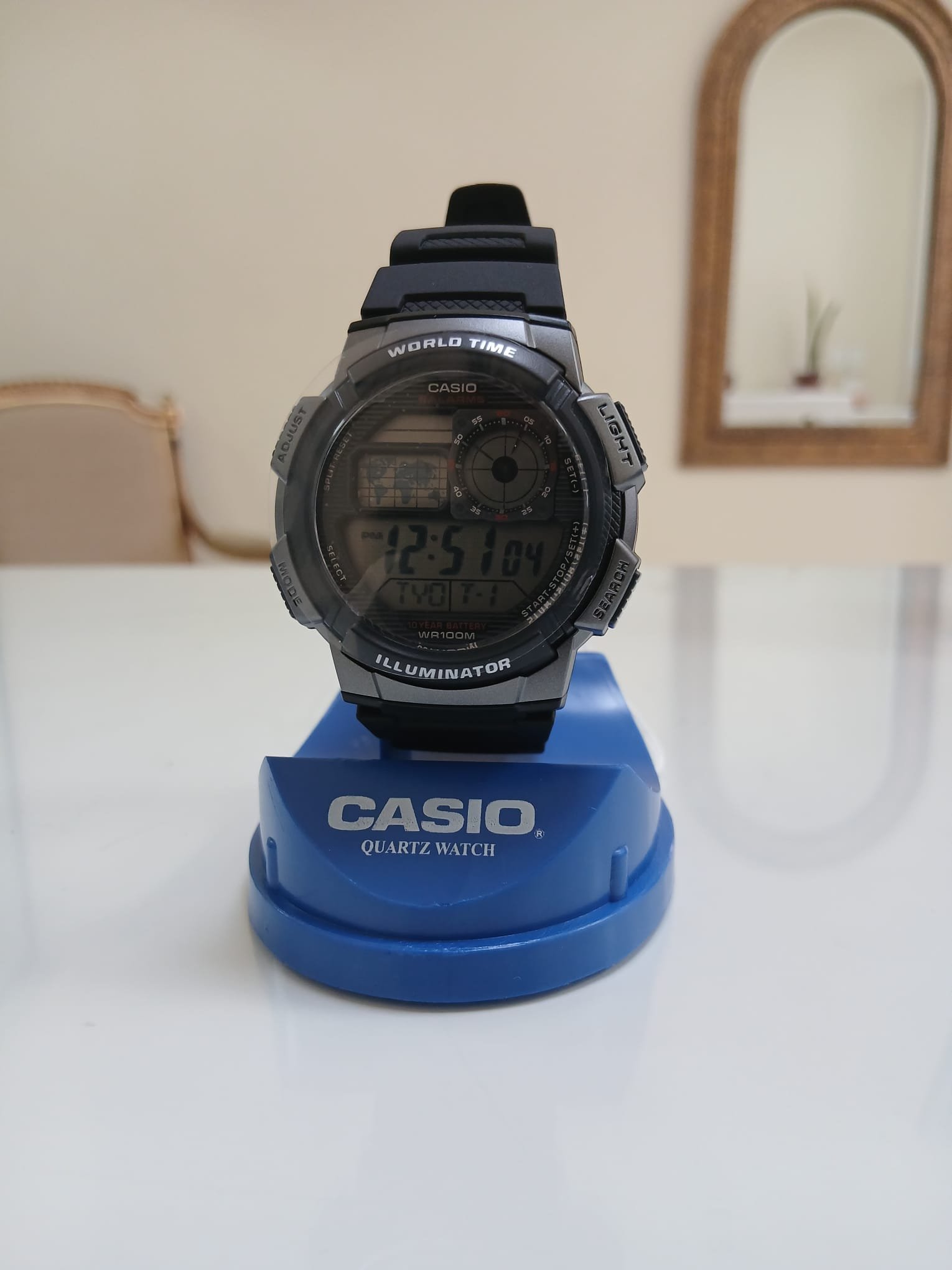 Reloj digital deportivo Casio AE-1000W-1BVDF en resina color negro con pantalla estilo cockpit y mapa mundial digital.