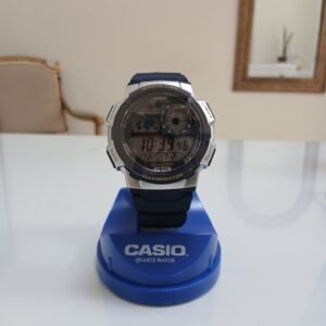 Reloj digital deportivo Casio AE-1000W-2AVDF en resina color negro con bisel azul, pantalla estilo cockpit y mapa mundial digital.