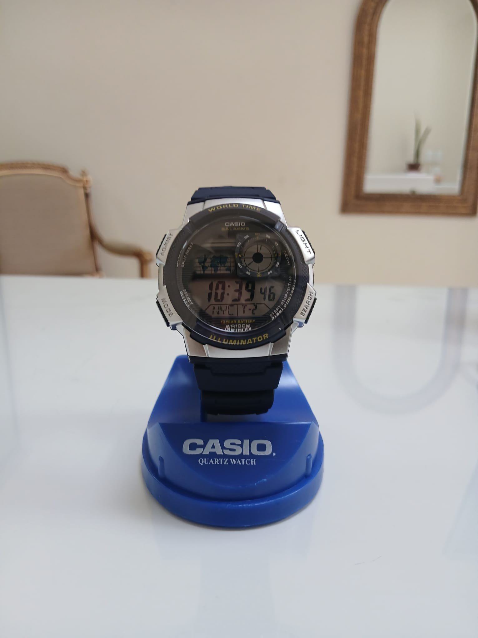 Reloj digital deportivo Casio AE-1000W-2AVDF en resina color negro con bisel azul, pantalla estilo cockpit y mapa mundial digital.