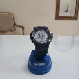 Reloj digital deportivo Casio AE-1500WH-2AVDF para hombre en resina color negro con detalles azules y pantalla grande de alta visibilidad.