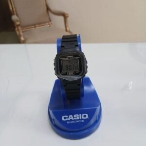 Reloj digital Casio LA-20WH-1ADF para mujer en resina color negra con pantalla iluminada y detalles rosados.