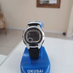 Reloj digital Casio LW-200-1AVDF en resina color negro con pantalla iluminada y cristal esférico.