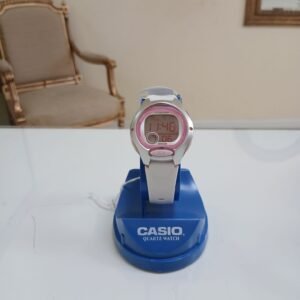 Reloj digital Casio LW-200-7AVDF en resina color blanca con pantalla iluminada y detalles rosados.