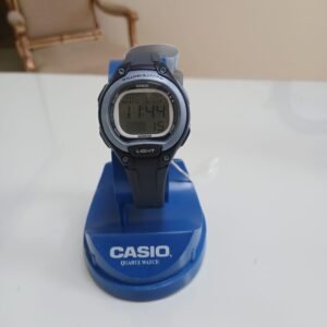 Reloj digital Casio LW-203-2AVDF para mujer en resina color azul con detalles oro rosa y pantalla iluminada.