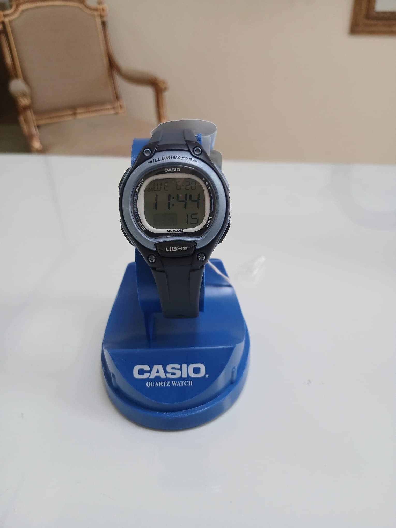 Reloj digital Casio LW-203-2AVDF para mujer en resina color azul con detalles oro rosa y pantalla iluminada.